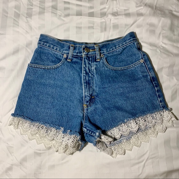 [SOLD ON DEPOP] High-Waisted Shorts - Picture 3 of 4